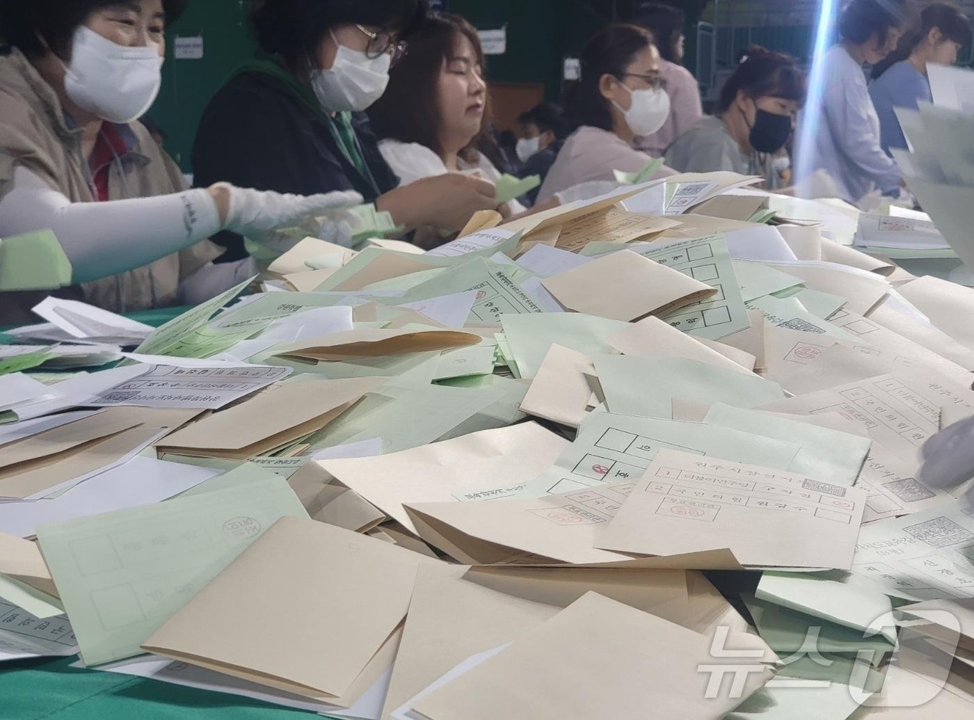 본문 이미지 - 제9회 전국동시지방선거 개표 작업 모습.(자료사진)/뉴스1