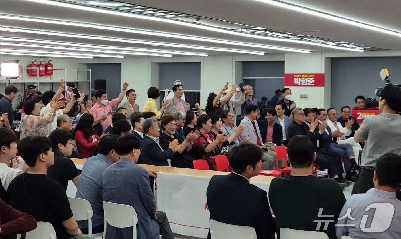 본문 이미지 - 개표 초반 박형준 후보가 경쟁 후보들을 제치고 앞서 나가는 수치가 TV 화면을 통해 중계될 때마다 장내에는 지지자들이 일제히 "박형준!"을 연호하고 있다.2026.6.3/뉴스1 ⓒ News1 임순택 기자