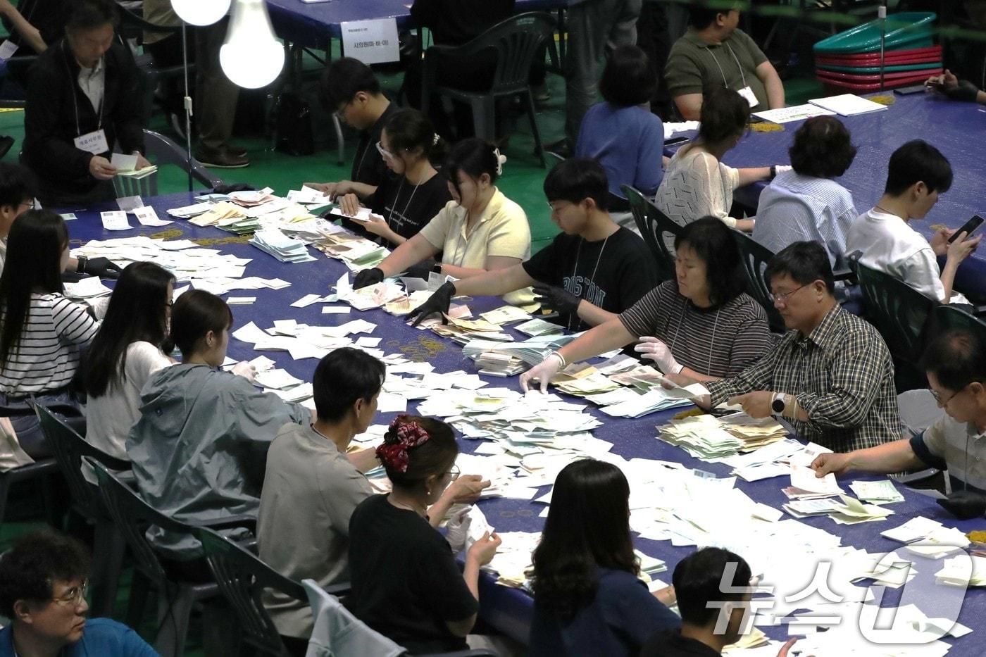 본문 이미지 - 3일 오후 경북 안동시의 6.3 지방선거 개표가 안동실내체육관에서 치뤄지고 있다. 수백명의 선관위 직원, 개표 사무원, 참관인이 일사분란하게 움직이고 있다.2026.6.3 ⓒ 뉴스1 신성훈 기자