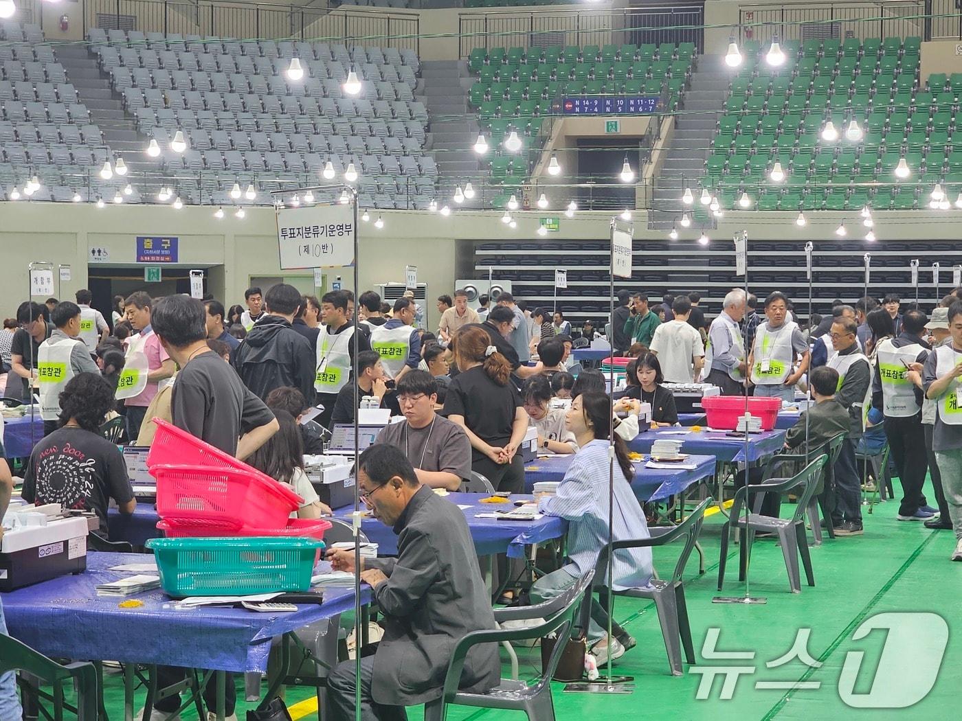본문 이미지 - 3일 오후 경북 안동시의 6·3 지방선거 개표가 안동실내체육관에서 치뤄지고 있다. 수백명의 선관위 직원, 개표 사무원, 참관인이 일사분란하게 움직이고 있다.2026.6.3 ⓒ 뉴스1 신성훈 기자