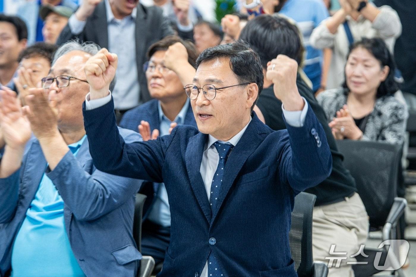 본문 이미지 - 정근식 서울시교육감 후보가 제9회 전국동시지방선거일인 3일 서울 종로구 소재 선거캠프에서 출구조사 결과 발표를 보며 박수 치고 있다.(캠프 제공)