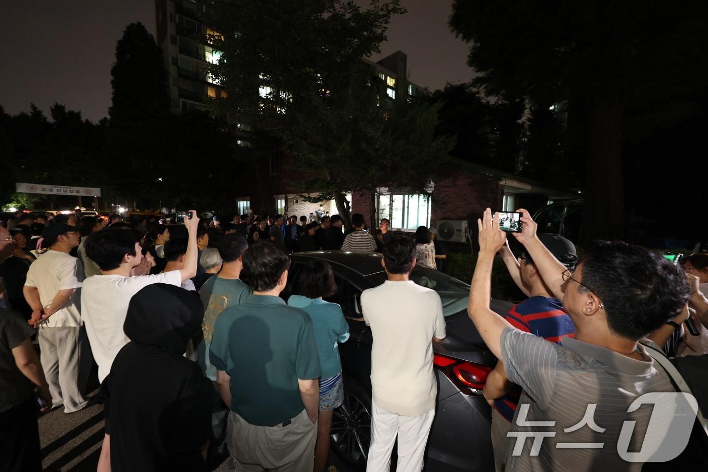 본문 이미지 - 제9회 동시지방선거일인 3일 오후 서울 송파구 우성아파트 경로당에 마련된 잠실7동 제2투표소에서 투표용지 부족사태로 대기표를 받은 유권자들이 투표시간이 지나 투표하기 위해 입장하고 있다. 뒤는 이를 지켜보는 주민들. 2026.6.3 ⓒ 뉴스1 박지혜 기자