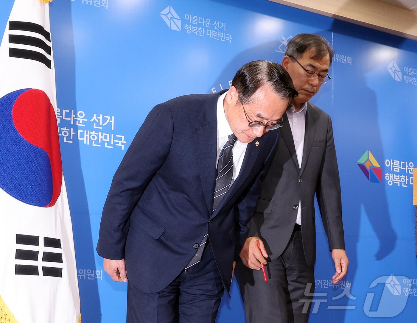 본문 이미지 - 허철훈 중앙선거관리위원회 사무총장과 윤재수 선거정책실장이 6·3 지방선거 본투표가 실시된 3일 경기 과천 중앙선관위원회에서 서울 송파구 등 일부 투표소에서 벌어진 투표용지 부족 사태와 관련해 대국민 사과를 하고 있다. 2026.6.3 ⓒ 뉴스1 김진환 기자