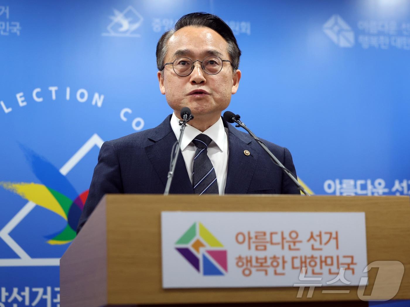 본문 이미지 - 허철훈 중앙선거관리위원회 사무총장이 6·3 지방선거 본투표가 실시된 3일 경기 과천 중앙선관위원회에서 서울 송파구 등 일부 투표소에서 벌어진 투표용지 부족 사태와 관련해 대국민 사과를 하고 있다. 2026.6.3 ⓒ 뉴스1 김진환 기자