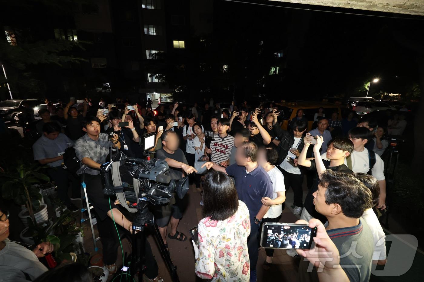 본문 이미지 - 제9회 동시지방투표일인 3일 오후 투표용지 부족으로 투표 시간이 오후 10시까지 연장된 서울 송파구 잠실7동 제2투표소 앞에서 투표 무효를 주장하는 주민과 이에 반대하는 주민들이 언쟁을 벌이고 있다. 2026.6.3 ⓒ 뉴스1 박지혜 기자