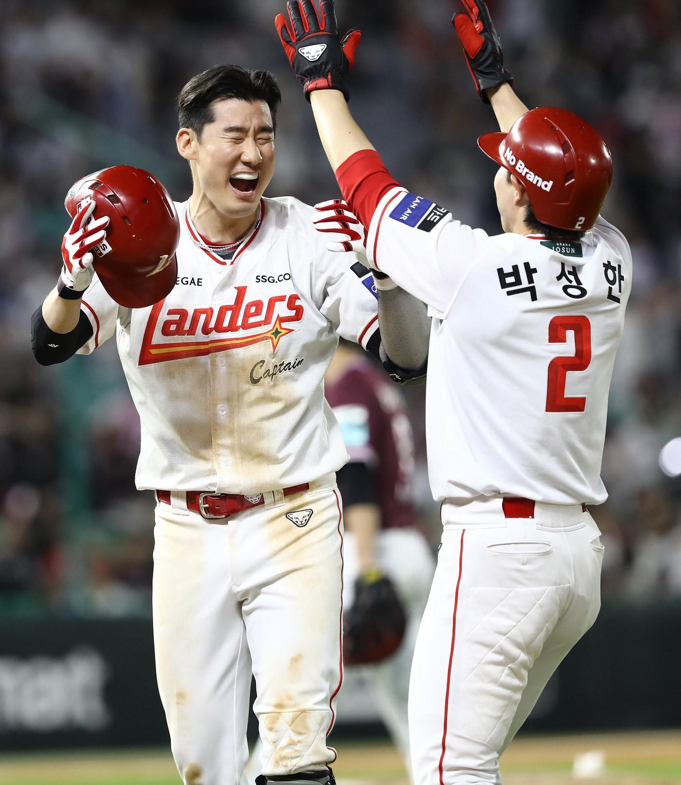 본문 이미지 - SSG 랜더스의 오태곤(왼쪽)이 3일 열린 2026 KBO리그 인천 키움 히어로즈전에서 9회말 끝내기 희생플라이를 때려 팀의 5-4 승리를 이끌었다. (SSG 랜더스 제공)