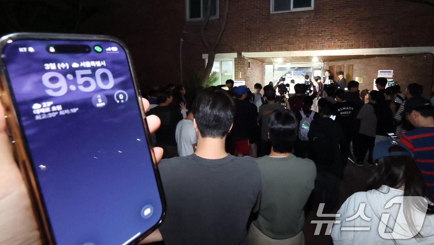 본문 이미지 - 제9회 전국동시지방선거일인 3일 오후 투표용지 부족 사태로 투표 시간이 오후 10시까지 연장된 서울 송파구 잠실7동 제2투표소 앞에 취재진과 주민들이 모여있다. 2026.6.3 ⓒ 뉴스1 박지혜 기자