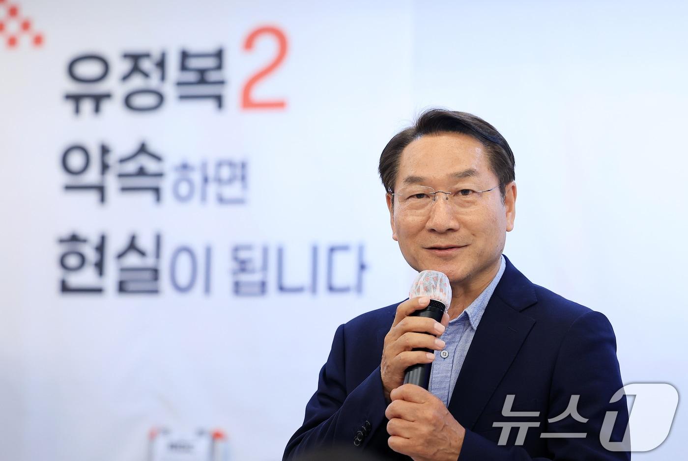 본문 이미지 - 유정복 국민의힘 인천시장 후보가 3일 인천 미추홀구 선거사무소에서 지지자들에게 감사의 인사를 전하고 있다. 2026.6.3 ⓒ 뉴스1 이호윤 기자