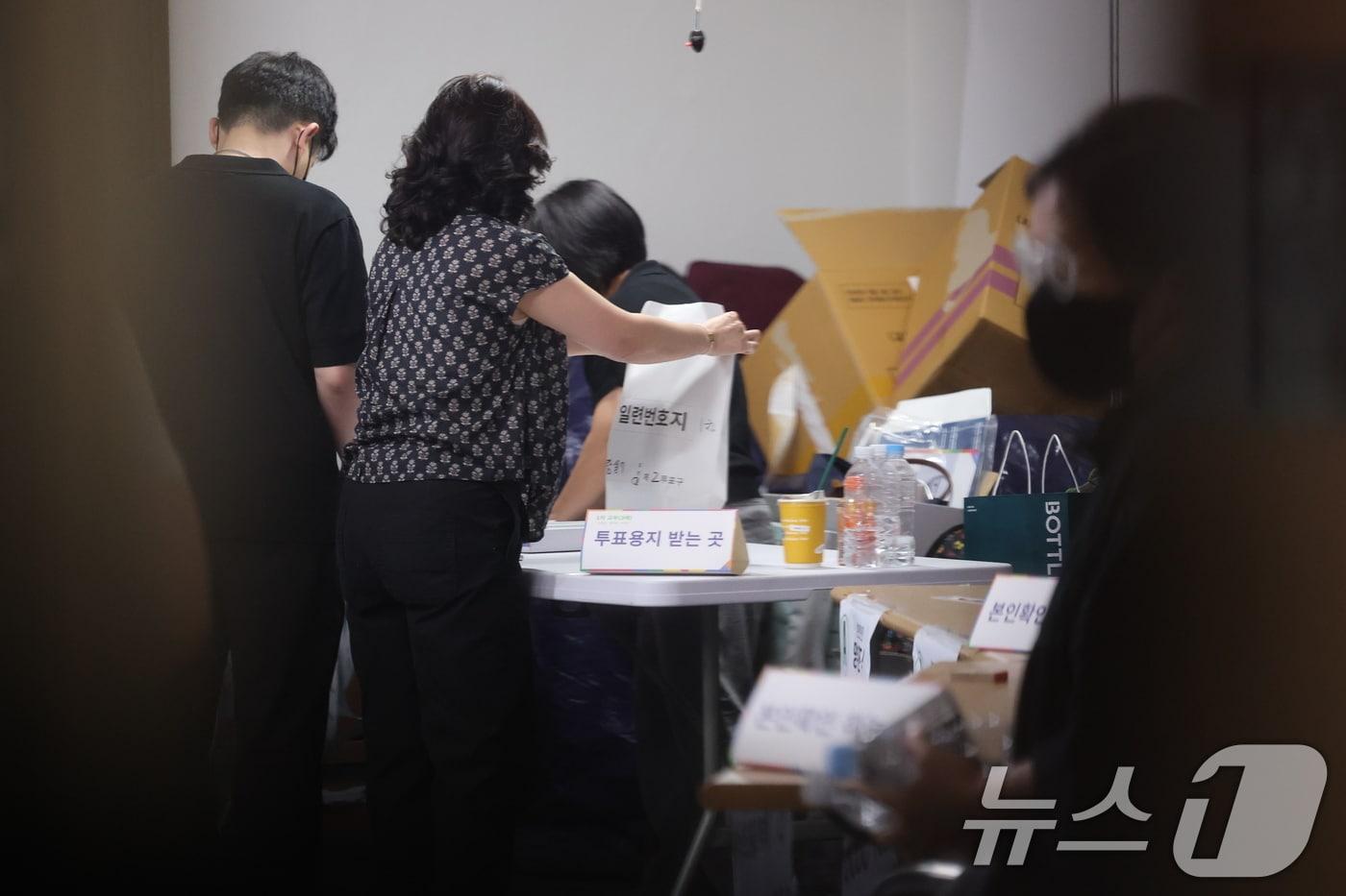 본문 이미지 - 제9회 전국동시지방선거일인 6월 3일 오후 투표용지 부족 사태로 투표 시간이 오후 10시까지 연장된 서울 송파구 잠실7동 제2투표소에서 관계자들이 투표용지를 정리하고 있다. 2026.6.3 ⓒ 뉴스1 박지혜 기자