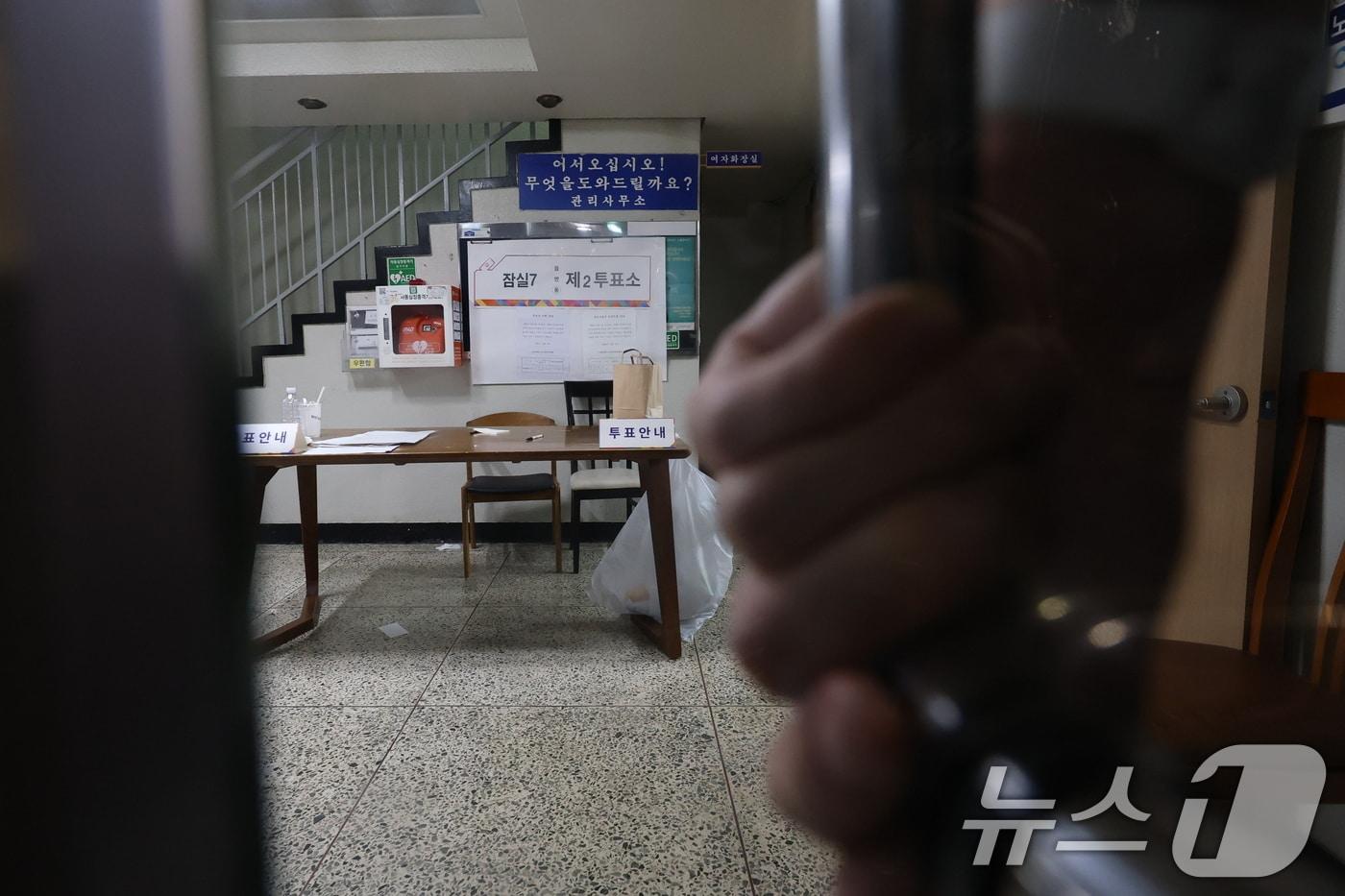 본문 이미지 - 제9회 전국동시지방선거일인 3일 오후 투표용지 부족 사태로 투표 시간이 오후 10시까지 연장된 서울 송파구 잠실7동 제2투표소가 통제되고 있다. 2026.6.3 ⓒ 뉴스1 박지혜 기자
