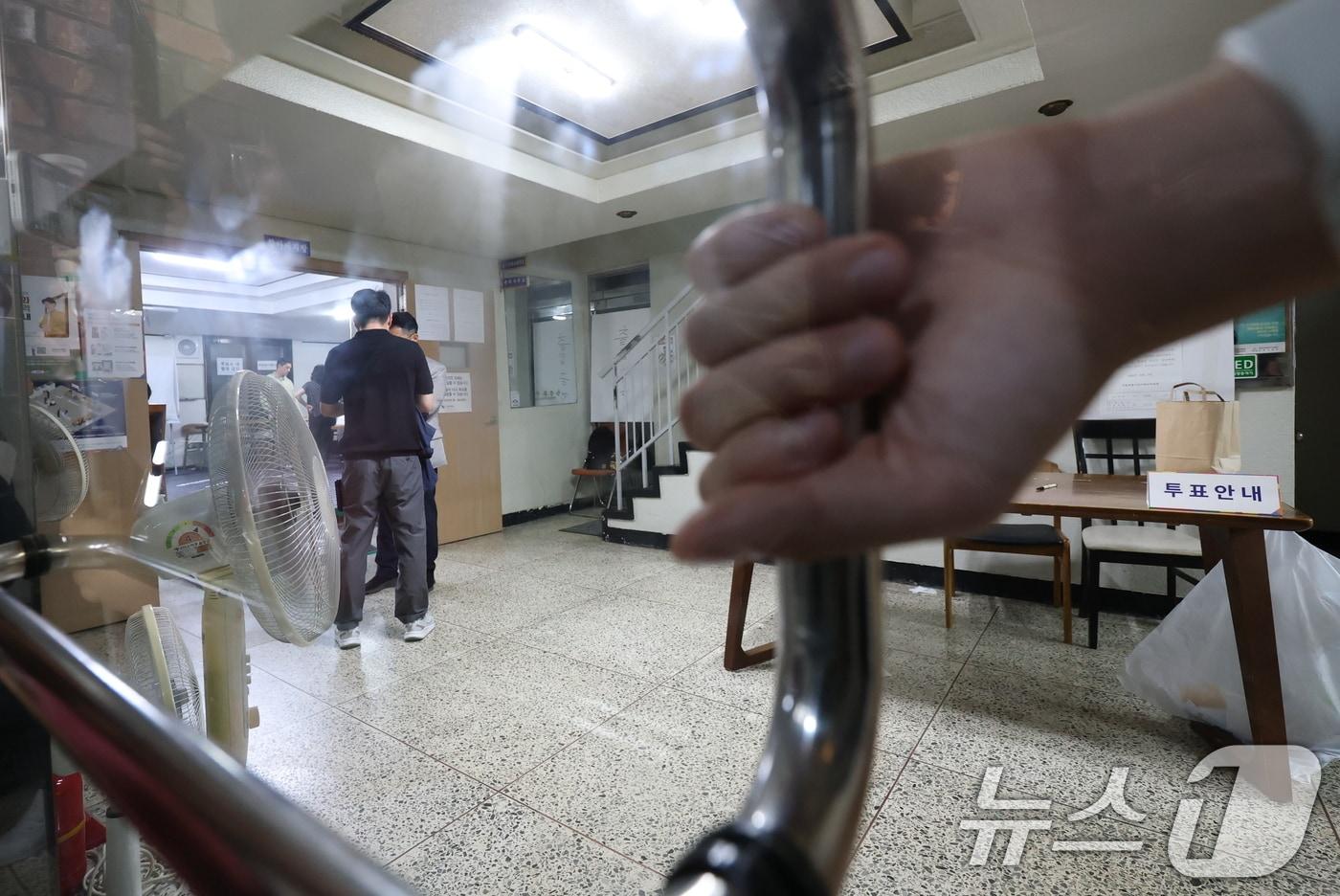 본문 이미지 - 제9회 전국동시지방선거일인 3일 오후 투표용지 부족 사태로 투표 시간이 오후 10시까지 연장된 서울 송파구 잠실7동 제2투표소에서 관계자들이 분주한 모습을 보이고 있다. 2026.6.3 ⓒ 뉴스1 박지혜 기자