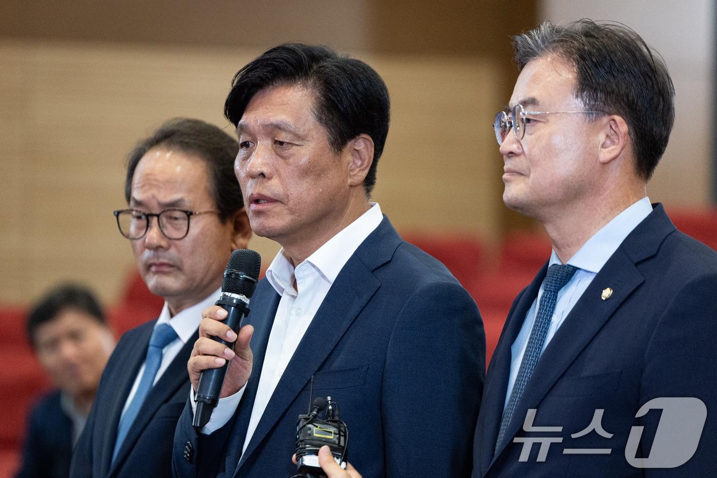 본문 이미지 - 조승래 더불어민주당 총괄선대본부장(사무총장)이 3일 서울 여의도 국회 의원회관에 마련된 제9회 전국동시지방선거 및 국회의원 재보궐 선거 개표종합상황실에서 개표 상황 관련 당 입장을 브리핑하고 있다. 왼쪽부터 더불어민주당 강준현 수석대변인, 조 총괄선대본부장, 이연희 중앙선거대책위원회 전략본부장. 2026.6.3 ⓒ 뉴스1 유승관 기자