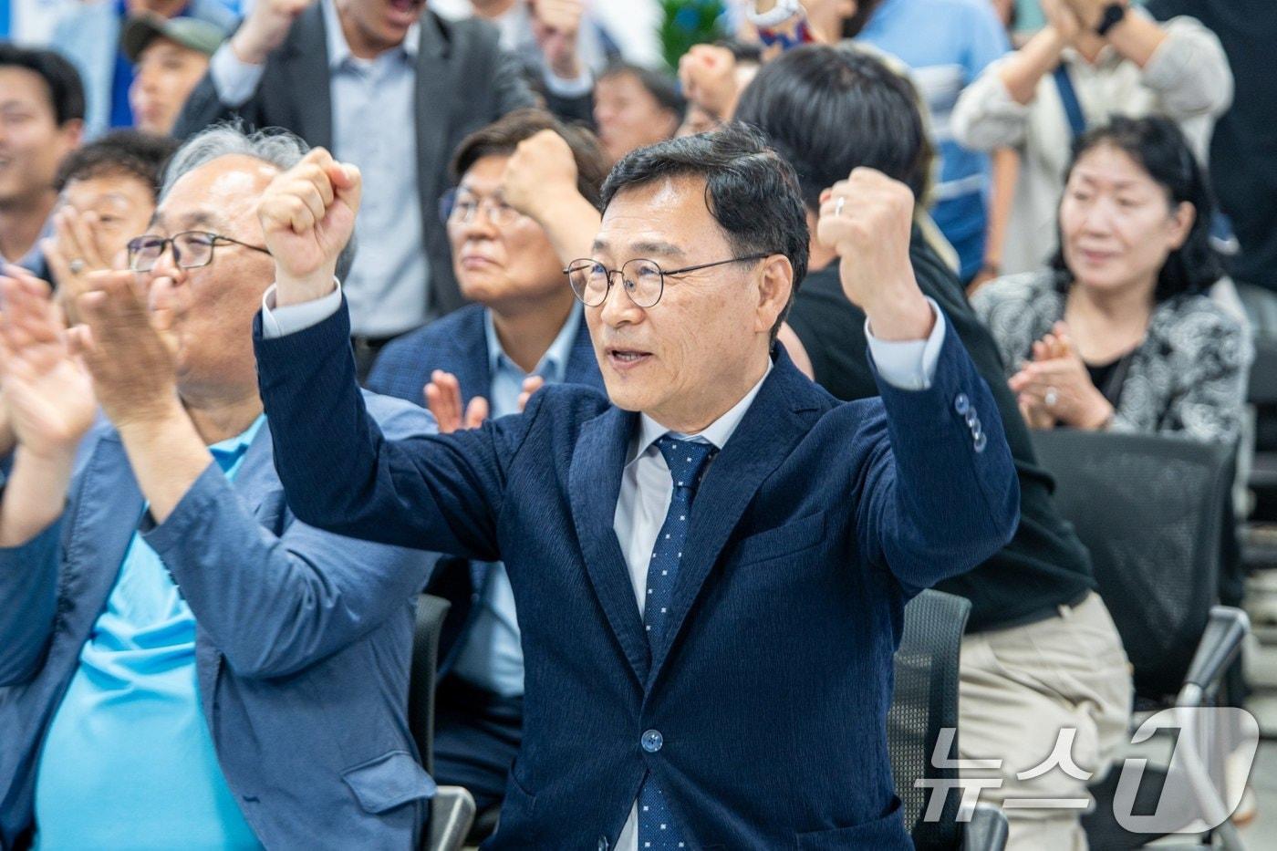 본문 이미지 - 제9회 동시지방선거일인 3일 정근식 서울시교육감 후보가 서울 종로구 선거사무실에서 출구조사를 확인하며 환호하고 있다. (정근식캠프 제공, 재판매 및 DB금지)2026.6.3 ⓒ 뉴스1