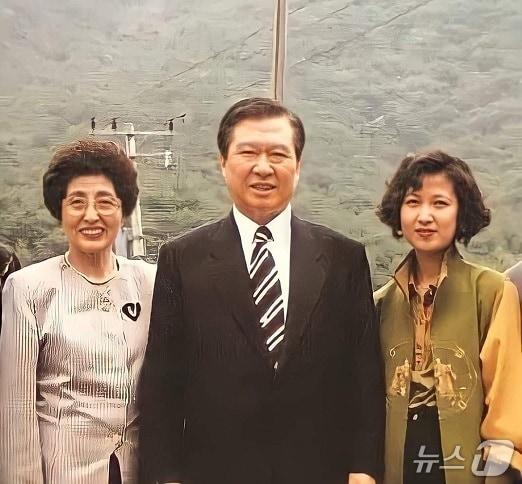 본문 이미지 - 추미애 경기도지사 당선인이 과거 고 김대중 전 대통령·고 이희호 여사와 함께하고 있다.(추 후보 캠프 제공. 재판매 및 DB금지)