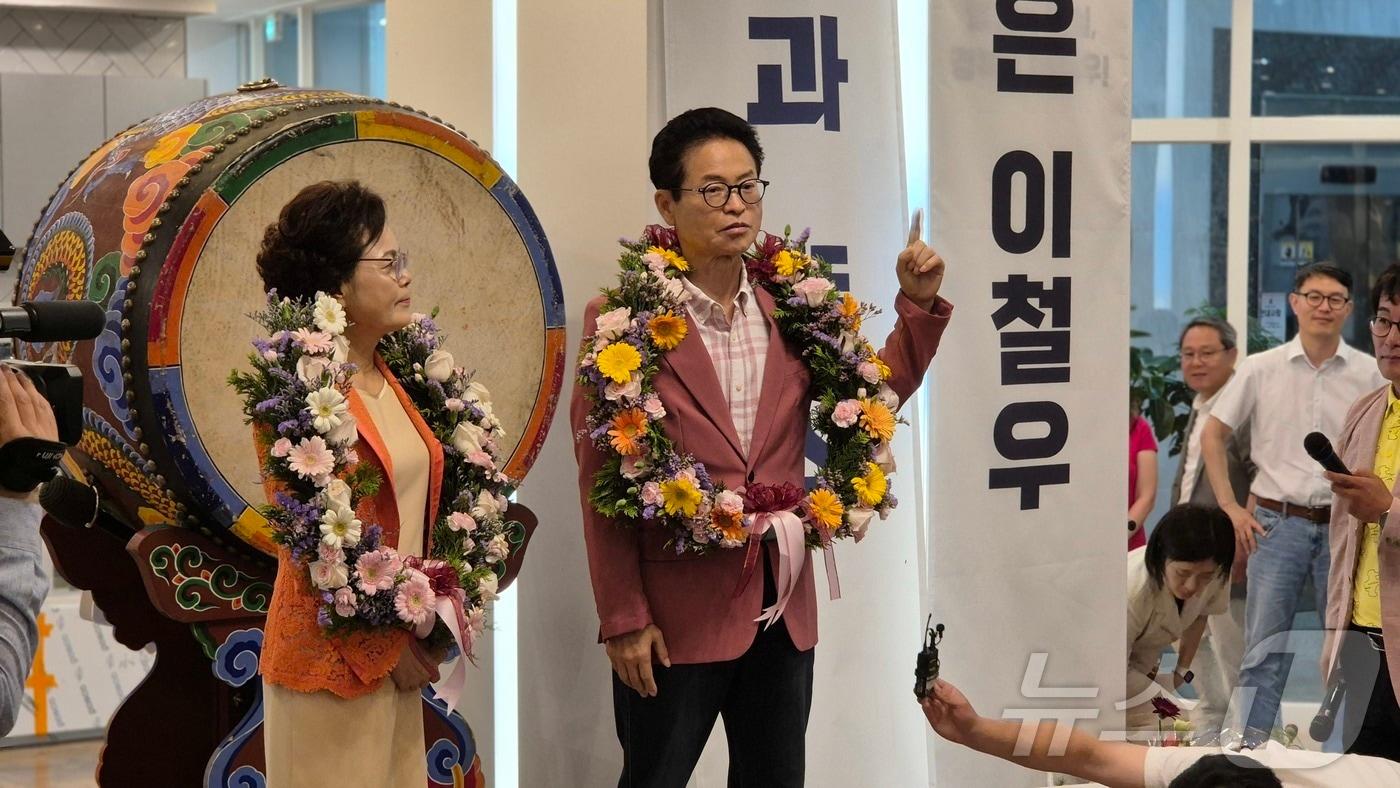 본문 이미지 - 3일 오후 10시께 이철우 국민의힘 경북지사 후보가 당선이 유력한 것으로 나타나자 선거캠프에서 꽃다발을 목에 걸고  환호하고 있다. ⓒ 뉴스1 김대벽기자