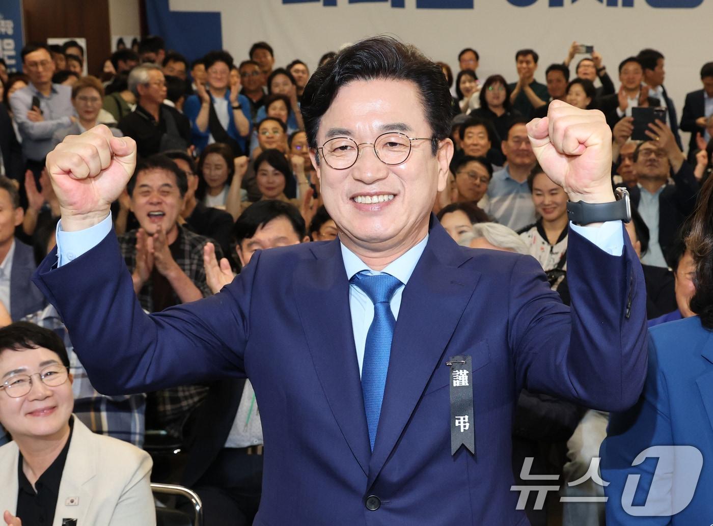 본문 이미지 - 허태정 더불어민주당 대전시장 후보가 3일 대전 중구 선거사무실에서 당선이 유력해지자 환호하고 있다. 2026.6.3 ⓒ 뉴스1 김기태 기자