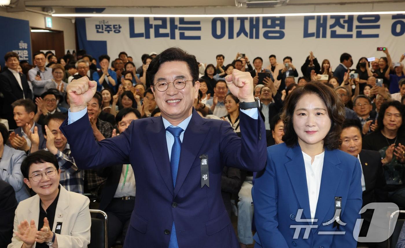 본문 이미지 - 허태정 더불어민주당 대전시장 후보가 3일 대전 중구 선거사무실에서 당선이 유력해지자 환호하고 있다. 2026.6.3 ⓒ 뉴스1 김기태 기자