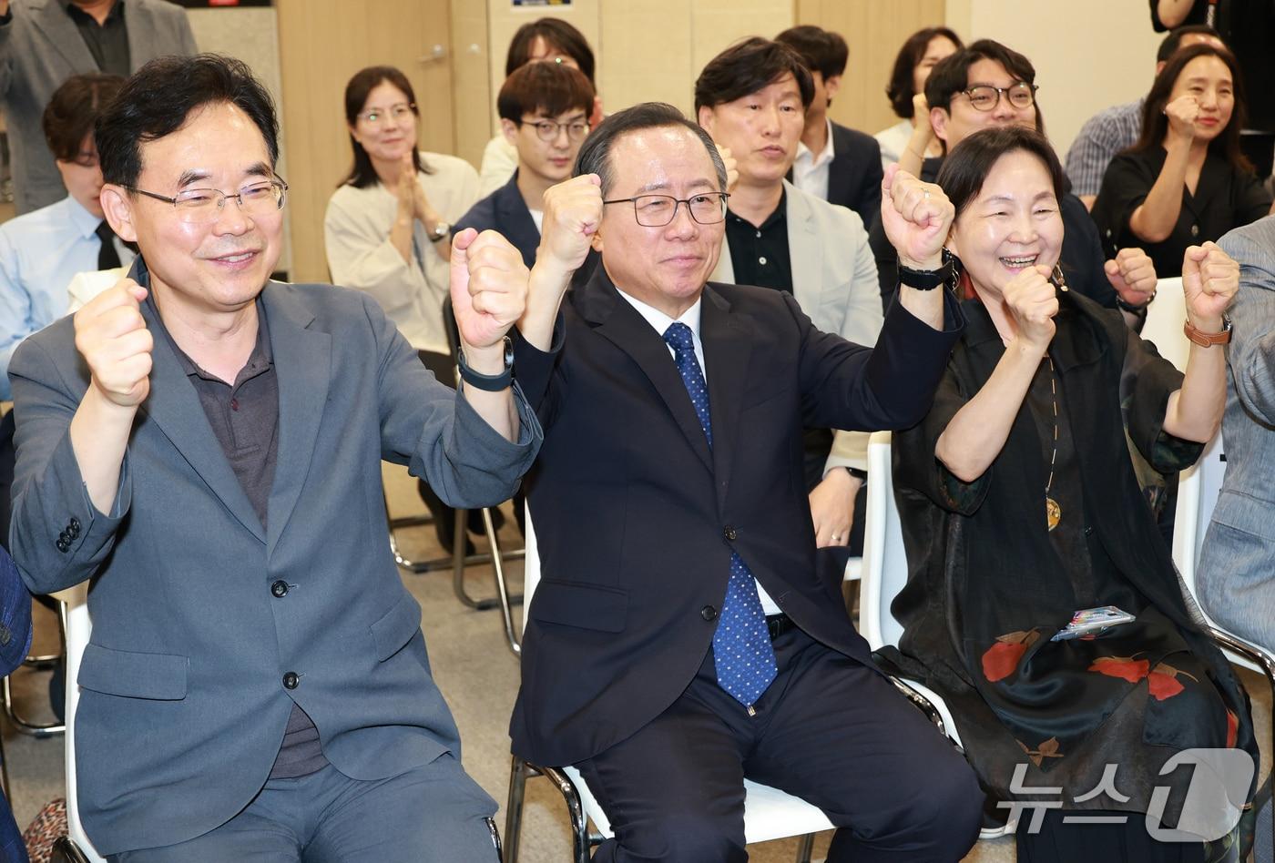 본문 이미지 - 김석준 부산시교육감 후보가 제9회 전국동시지방선거 및 국회의원 재보궐선거일인 3일 부산 부산진구 자신의 선거사무소에서 출구조사 결과를 지켜보고 있다. 2026.6.3 ⓒ 뉴스1 윤일지 기자 (공동취재)