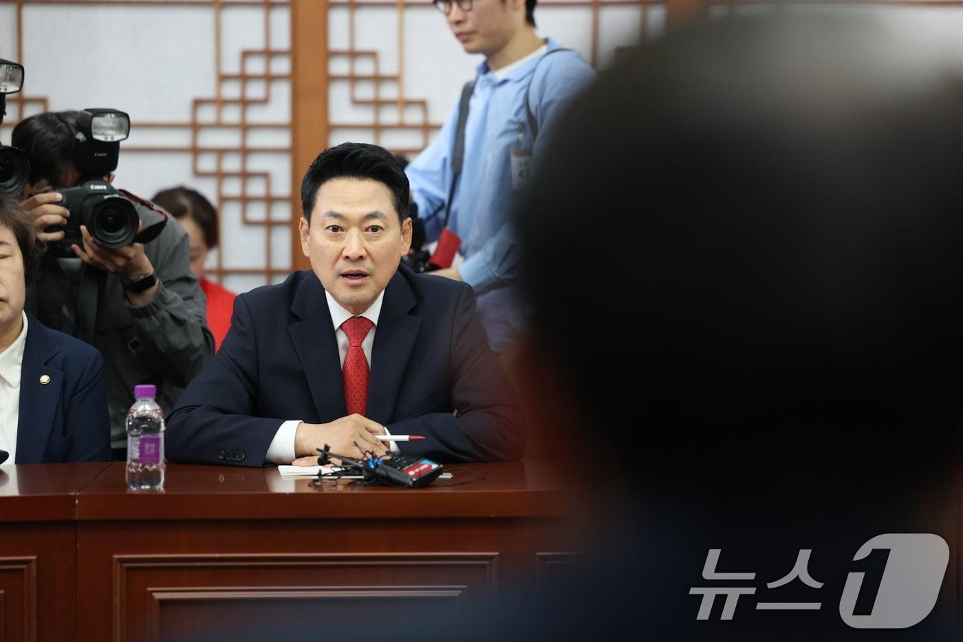 본문 이미지 - 장동혁 국민의힘 대표가 6·3 지방선거 본투표가 실시된 3일 서울 송파구 등 일부 투표소에서 벌어진 투표용지 부족 사태와 관련해 경기 과천 중앙선거관리위원회를 방문해 허철훈 사무총장에게 항의를 하고 있다. 2026.6.3 ⓒ 뉴스1 김진환 기자