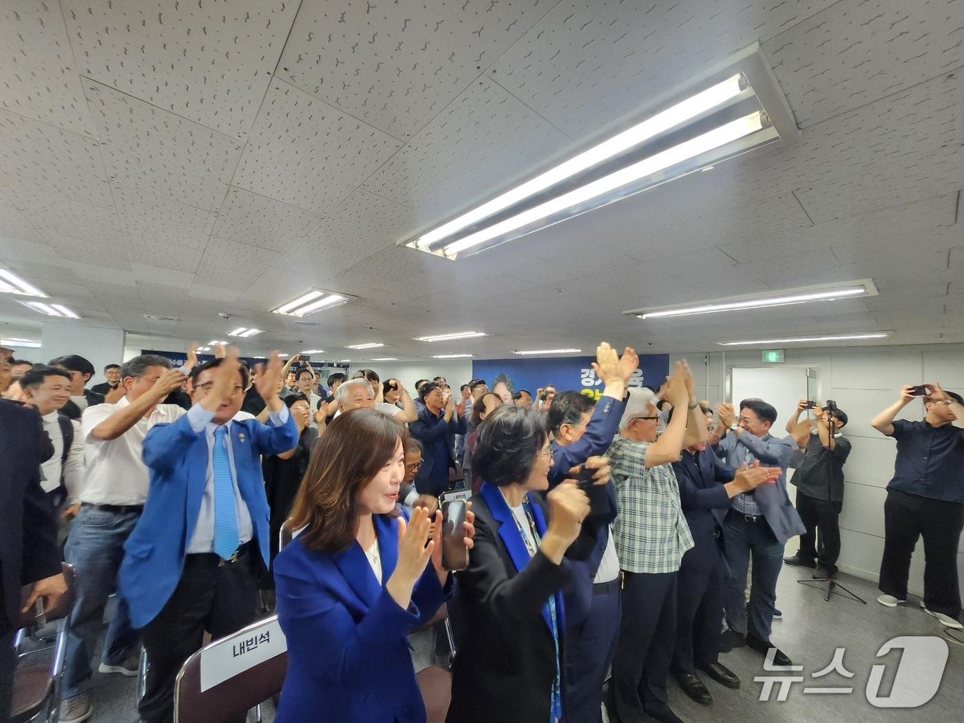 본문 이미지 - 수원 안민석 캠프에서 지상파 3사 출구조사 결과 지켜보는 지지자들. (경기도교육청 출입기자단 제공. 재판매 및 DB금지)
