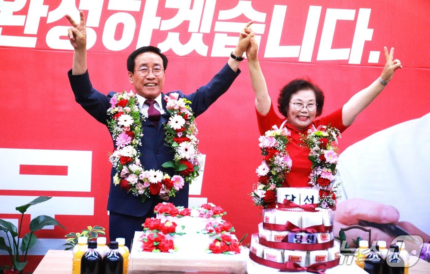 본문 이미지 - 국민의힘 김문근 단양군수 후보가 당선이 확실시 되자, 부인 송이화 여사와 함께 두손을 번쩍 들어 기쁨을 만끽했다.2026.6.3/뉴스1 