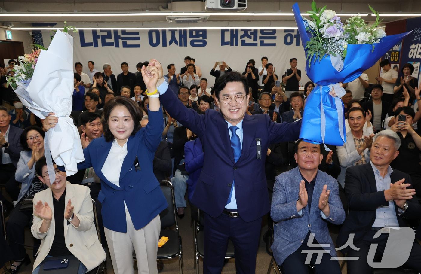 본문 이미지 - 허태정 더불어민주당 대전시장 후보가 3일 대전 중구 선거사무실에서 당선이 확실해지자 꽃다발을 들고 환호하고 있다. 2026.6.3 ⓒ 뉴스1 김기태 기자