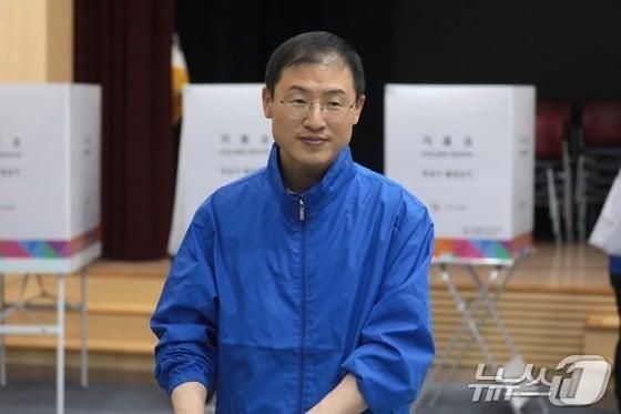 본문 이미지 - 김상욱 더불어민주당 울산시장 후보가 29일 울산 남구청에 마련된 사전투표소를 찾아 투표함에 투표용지를 넣고 있다. 2026.5.29 ⓒ 뉴스1 김세은 기자