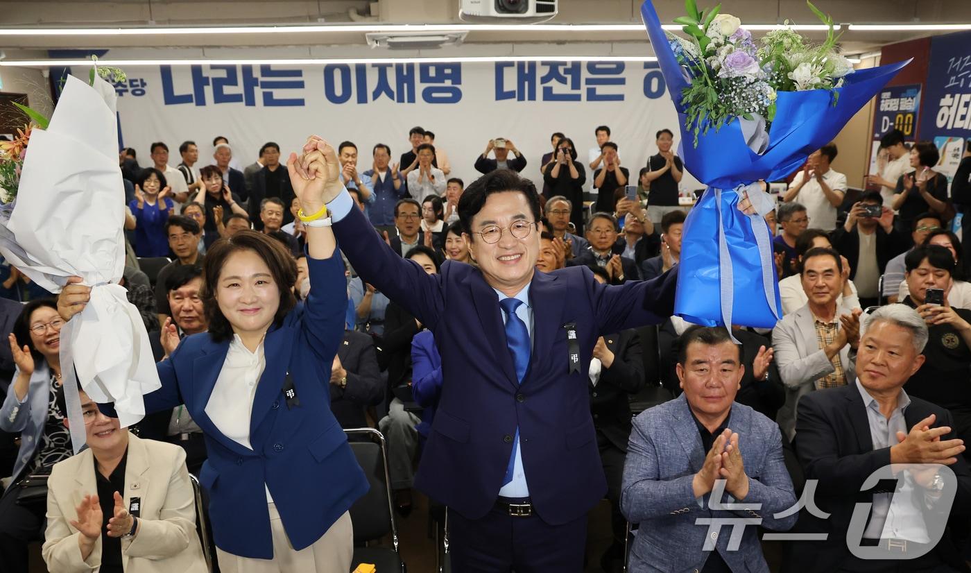 본문 이미지 - 허태정 더불어민주당 대전시장 후보가 3일 대전 중구 선거사무실에서 당선이 확실해지자 꽃다발을 들고 환호하고 있다. 2026.6.3 ⓒ 뉴스1 김기태 기자
