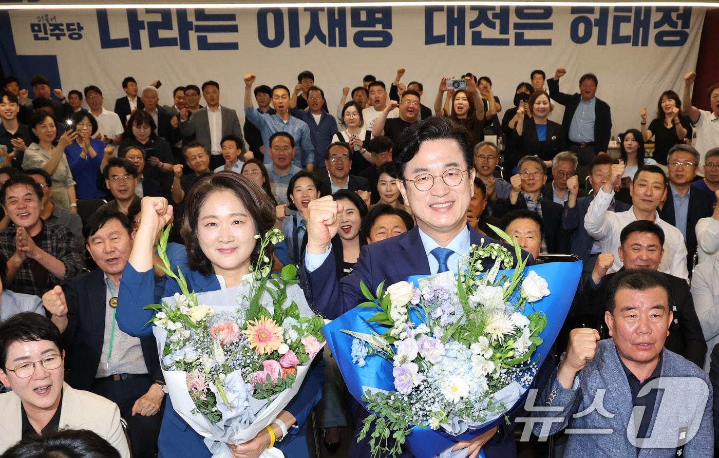 본문 이미지 - 허태정 더불어민주당 대전시장 후보가 3일 대전 중구 선거사무실에서 당선이 확실해지자 꽃다발을 들고 환호하고 있다. 2026.6.3 ⓒ 뉴스1 김기태 기자