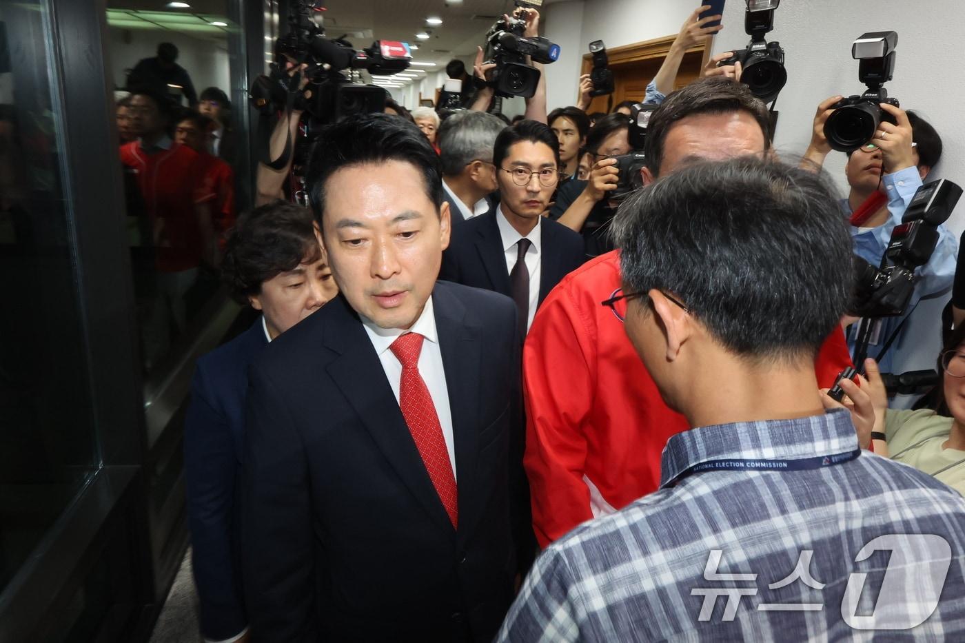 본문 이미지 - 장동혁 국민의힘 대표가 6·3 지방선거 본투표가 실시된 3일 서울 송파구 등 일부 투표소에서 벌어진 투표용지 부족 사태와 관련해 경기 과천 중앙선거관리위원회를 방문, 노태악 중앙선거관리위원장과의 면담을 위해 이동하고 있다. 2026.6.3 ⓒ 뉴스1 김진환 기자