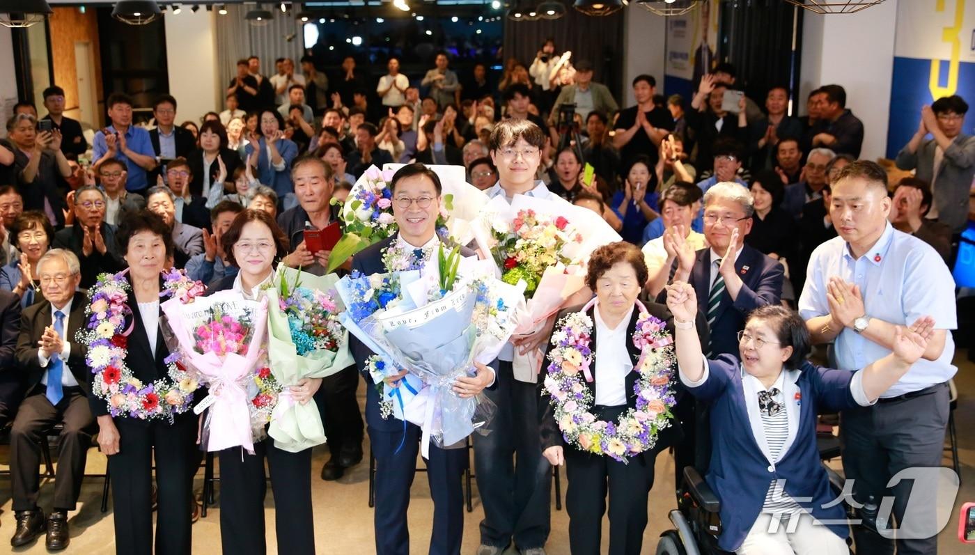 본문 이미지 -  당선 확실 직후 화환을 목에 건 위성곤 더불어민주당 제주지사 후보./뉴스1