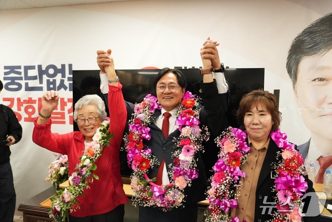 본문 이미지 - 박용철 후보가 사실상 당선을 확정 짓고 꽃다발을 목에 걸고 있다. / 뉴스1 ⓒ News1