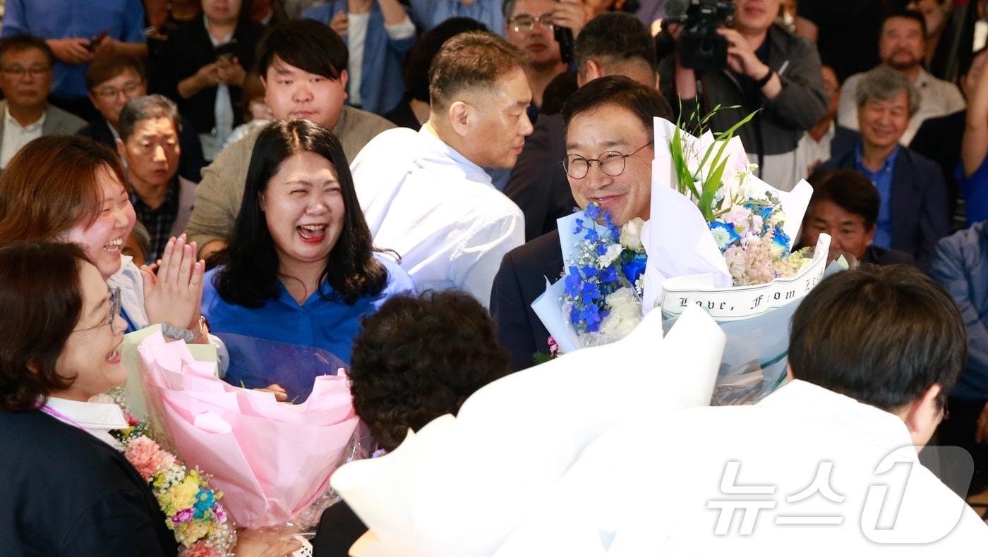 본문 이미지 - 3일 실시한 제9회 전국동시지방선거 제주도지사선거에서 위성곤 더불어민주당 후보가 당선이 확실시되자 지지자들과 인사를 나누고 있다.2026.6.3 ⓒ 뉴스1 강승남 기자