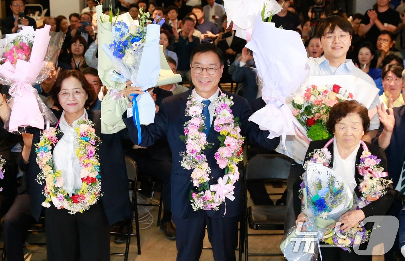 본문 이미지 - 3일 실시한 제9회 전국동시지방선거 제주도지사선거에서 위성곤 더불어민주당 후보가 제주 선거사무소에서 당선이 확실시되자 지지자들과 환호하고 있다. 2026.6.3 ⓒ 뉴스1 강승남 기자