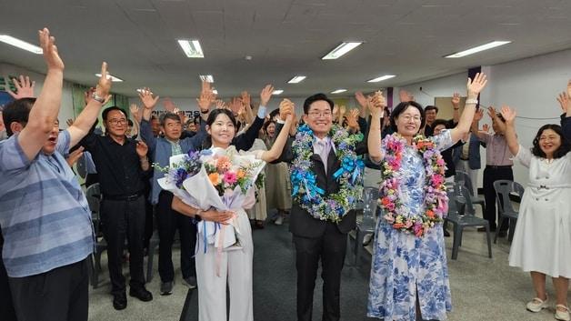 본문 이미지 - 윤건영 충북교육감 후보가 당선이 확실시되자 꽃목걸이를 걸고 가족, 지지자와 함께 기뻐하고 있다.(선거캠프 제공. 재판매 및 DB금지) 2026.6.3 ⓒ 뉴스1