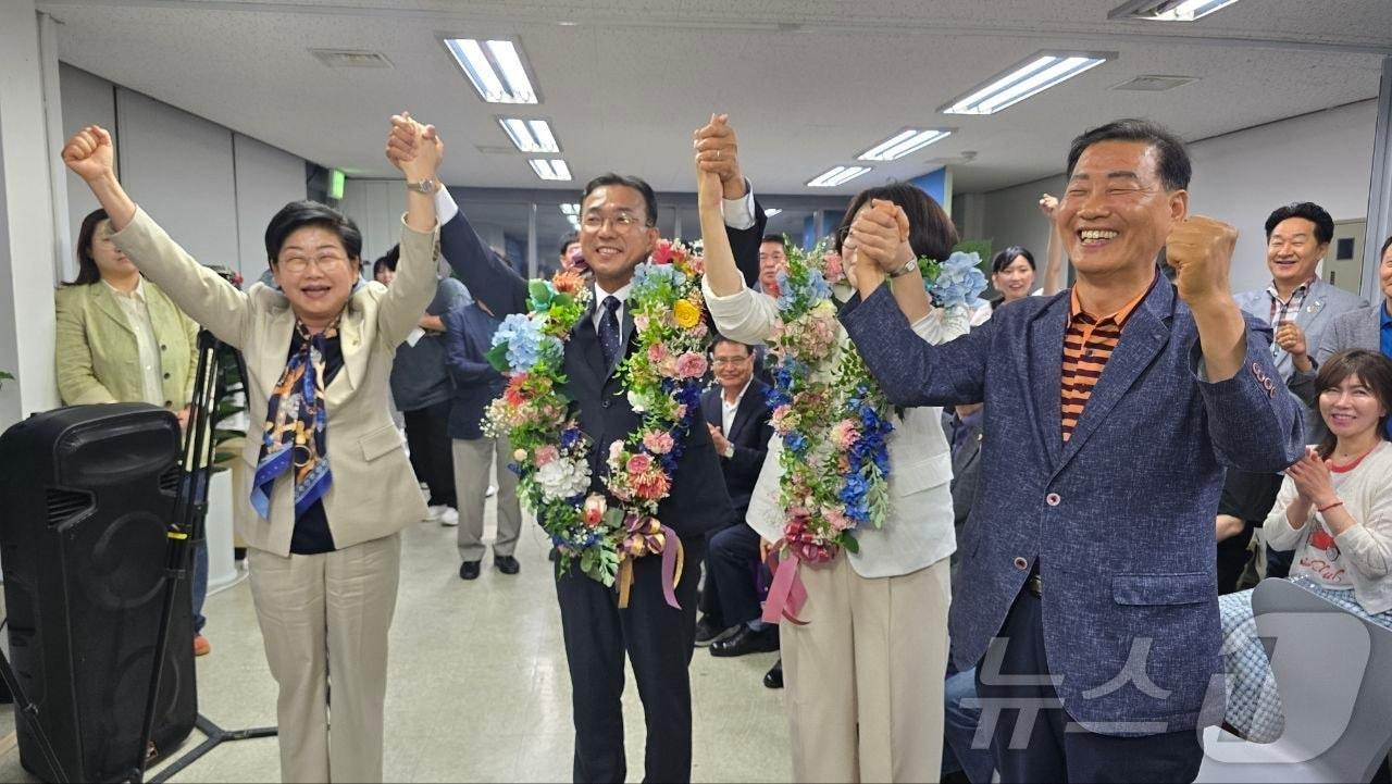 본문 이미지 - 서영학 민주당 전남 여수시장 후보가 3일 6·3 지방선거에서 당선이 확실시 되면서 만세를 외치고 있다. (캠프 제공. 재판매 및 DB금지) ⓒ 뉴스1 김성준 기자