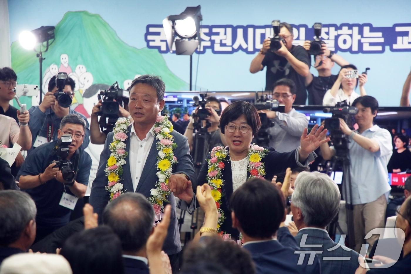 본문 이미지 - 제9회 전국동시지방선거 제주교육감선거일인 3일 고의숙 제주도 교육감 후보가 제주시 선거사무소에서 당선이 확실시되자 지지자들과 환호하고 있다. 2026.6.3 ⓒ 뉴스1 고동명 기자