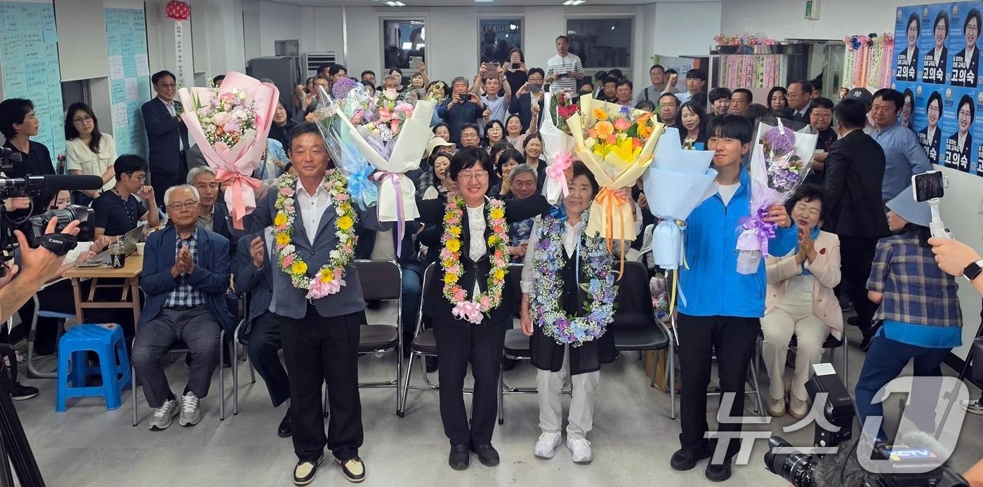본문 이미지 - 제9회 전국동시지방선거 제주교육감선거일인 3일 고의숙 제주교육감 후보가 제주시 선거사무소에서 당선이 확실시되자 지지자들과 환호하고 있다. 2026.6.3 ⓒ 뉴스1 고동명 기자