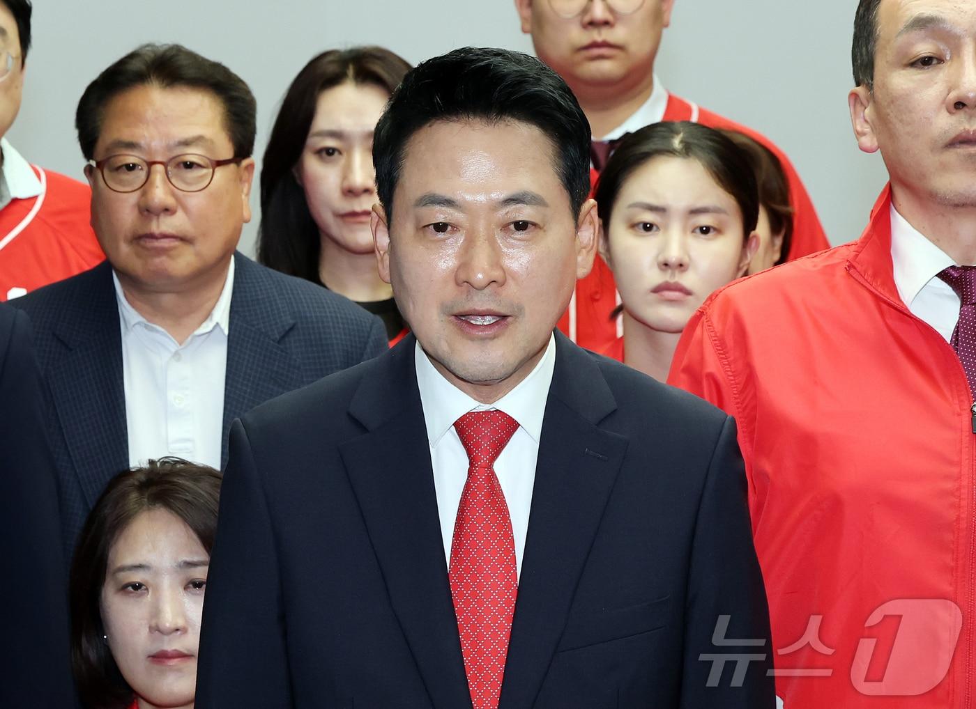 본문 이미지 - 장동혁 국민의힘 대표가 6·3 지방선거 본투표가 실시된 3일 서울 송파구 등 일부 투표소에서 벌어진 투표용지 부족 사태와 관련해 경기 과천 중앙선거관리위원회를 방문, 노태악 중앙선거관리위원장과의 면담을 마친 뒤 발언하고 있다. 2026.6.3 ⓒ 뉴스1 김진환 기자