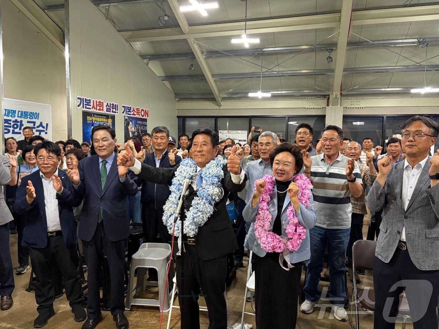 본문 이미지 - 조상래 민주당 전남 곡성군수 후보가 3일 6·3 지방선거에서 당선이 확실시 되면서 꽃목걸이를 걸고 있다. (캠프 제공. 재판매 및 DB금지) ⓒ 뉴스1 김성준 기자