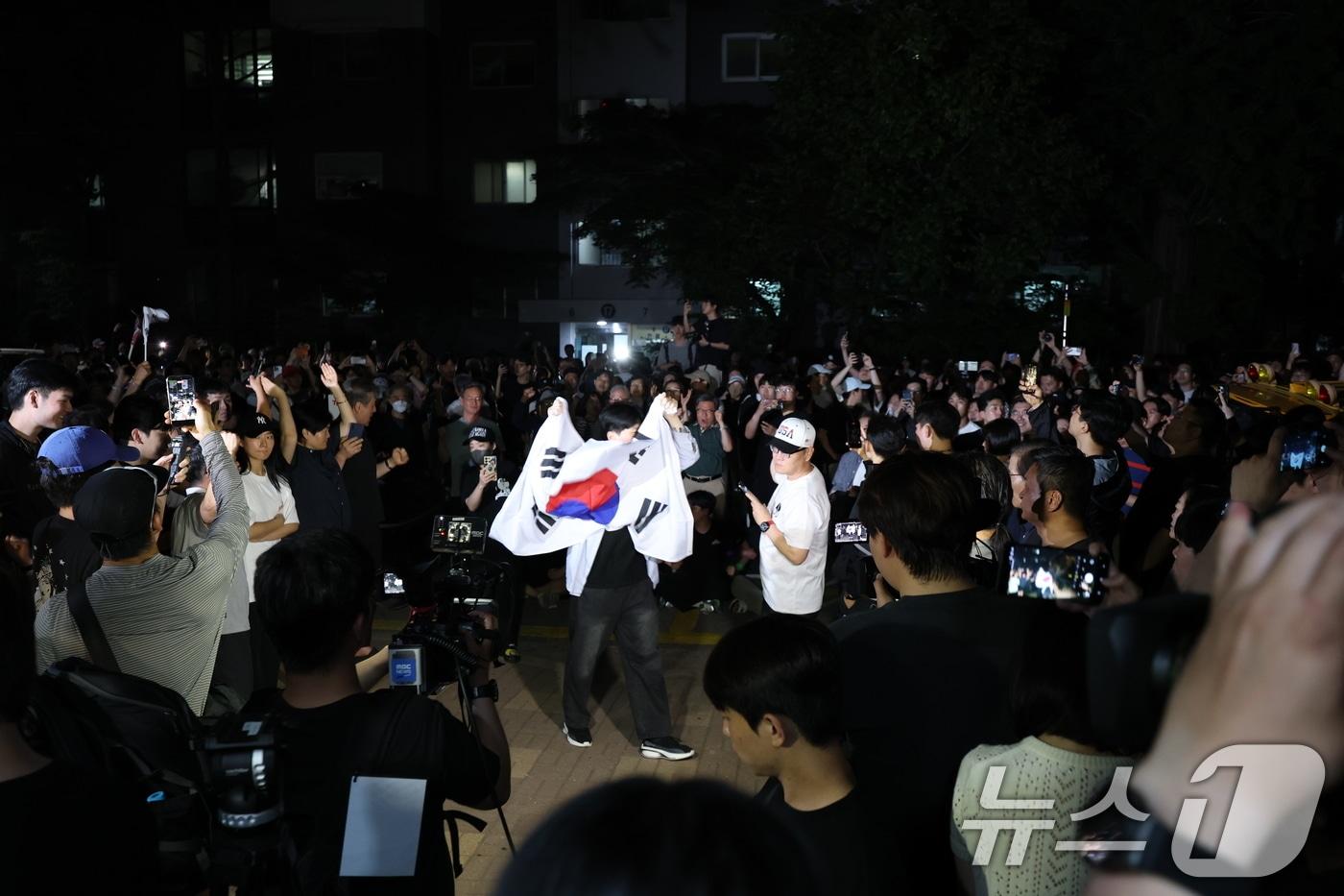 본문 이미지 - 제9회 전국동시지방선거일인 3일 오후 서울 송파구 잠실7동 제2투표소에서 일부 주민들이 개표 중단을 외치고 있다. 2026.6.3 ⓒ 뉴스1 박지혜 기자