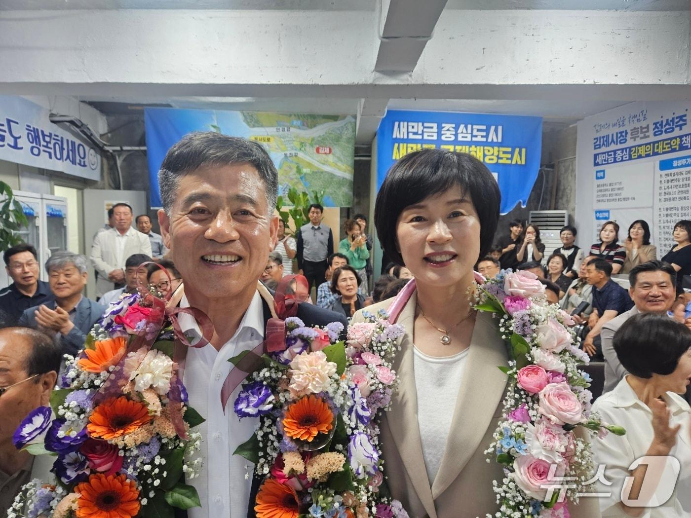 본문 이미지 - 정성주 전북 김제시장 당선인이 3일 자신의 선거사무소에서 기뻐하고 있다.(선거사무소 제공. 재판매 및 DB금지)