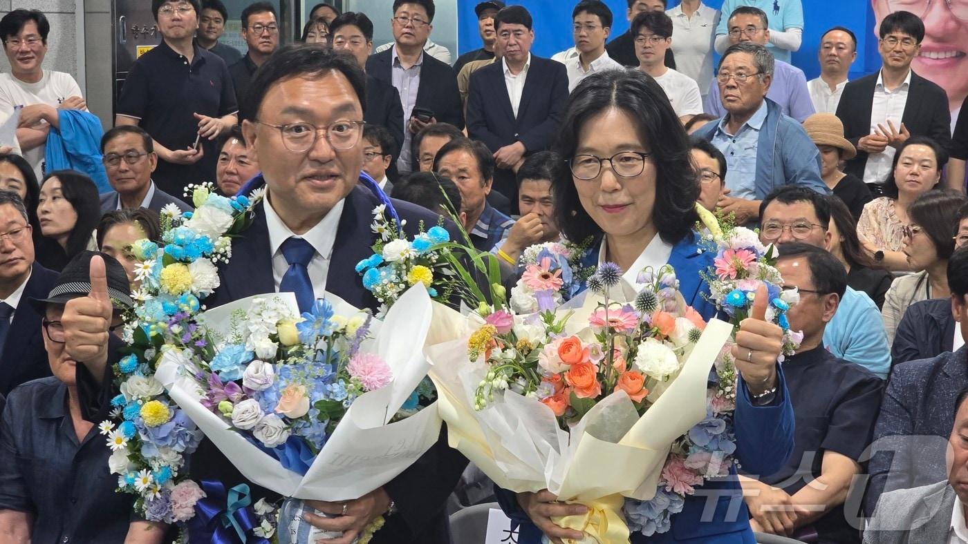 본문 이미지 - 제9회 전국동시지방선거가 열린 3일 오후 더불어민주당 조상호 세종시장 후보(왼쪽)가 세종시 나성동 선거사무실에서 당선 유력이 뜨자 꽃다발을 들고 환호하고 있다. 2026.6.3 ⓒ 뉴스1 장동열 기자