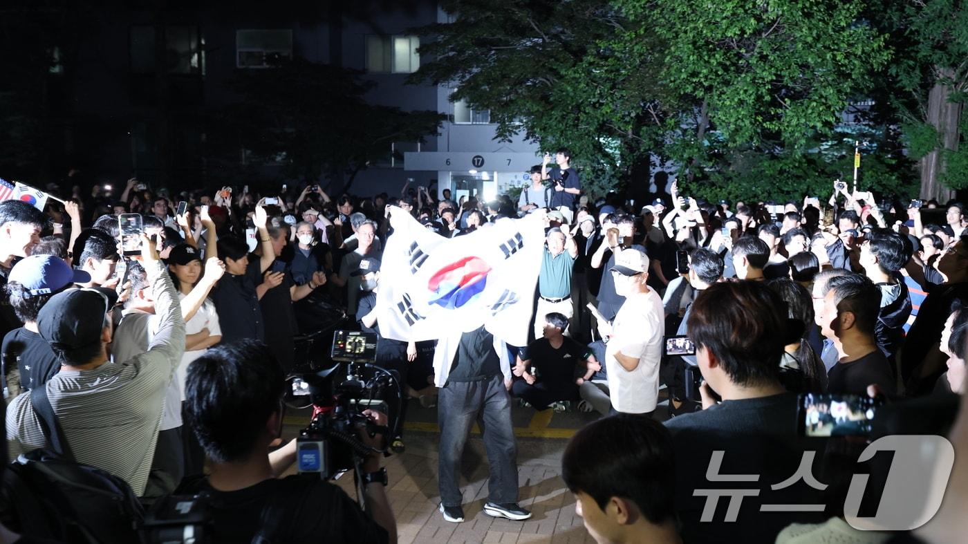 본문 이미지 - 제9회 전국동시지방선거일인 3일 오후 서울 송파구 잠실7동 제2투표소에서 일부 주민들이 개표 중단을 외치고 있다. 2026.6.3 ⓒ 뉴스1 박지혜 기자