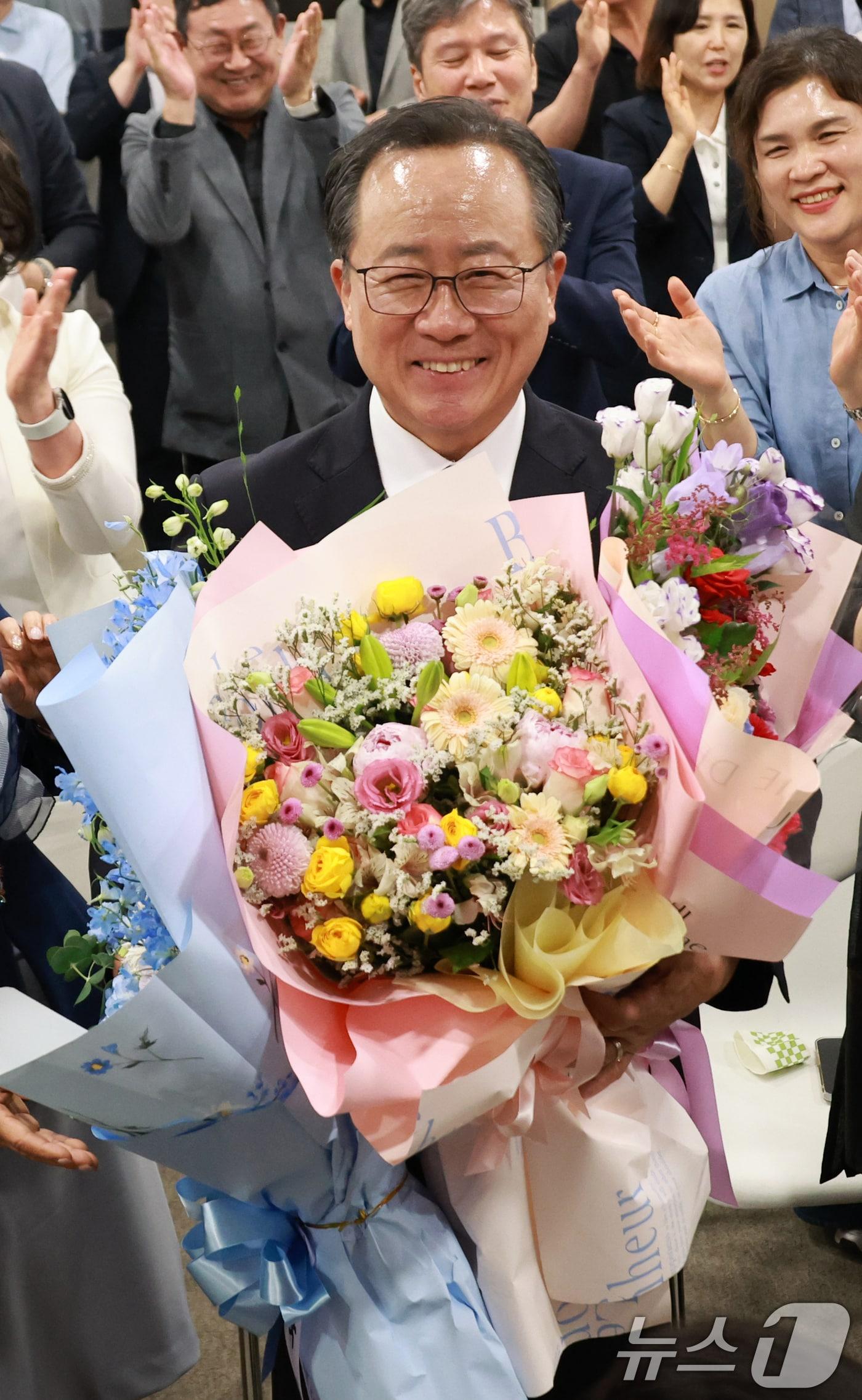 본문 이미지 - 김석준 부산시교육감 후보가 3일 부산 부산진구 자신의 선거사무소에서 제9회 전국동시지방선거 당선이 확실시 되자 꽃다발을 들고 환호하고 있다. (공동취재) ⓒ 뉴스1 윤일지 기자