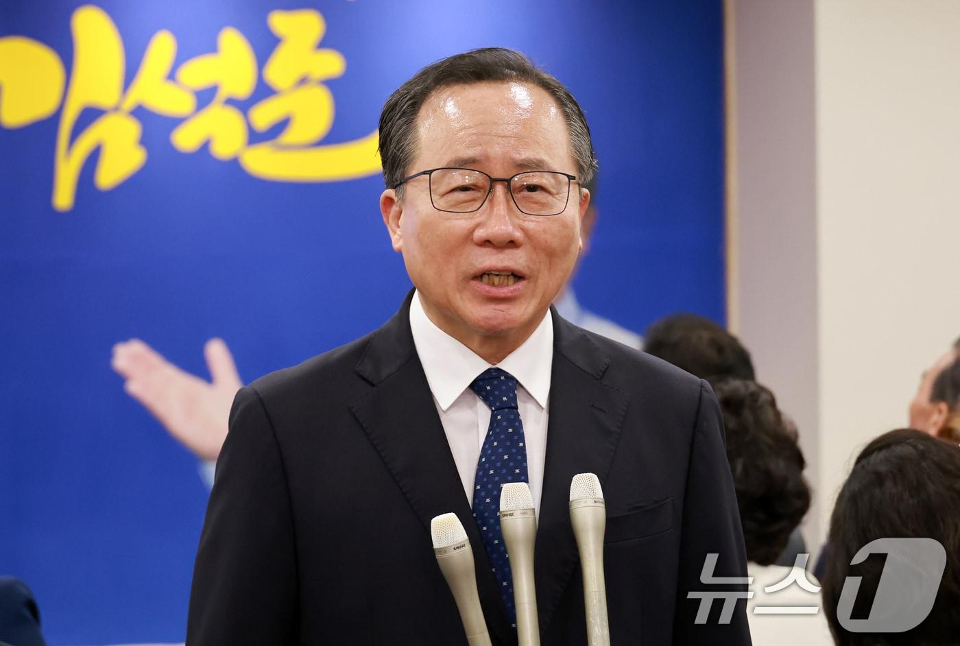 본문 이미지 - 김석준 부산시교육감 후보가 3일 부산 부산진구 자신의 선거사무소에서 제9회 전국동시지방선거 당선이 확실시 되자 소감을 말하고 있다. (공동취재) 2026.6.3 ⓒ 뉴스1 윤일지 기자