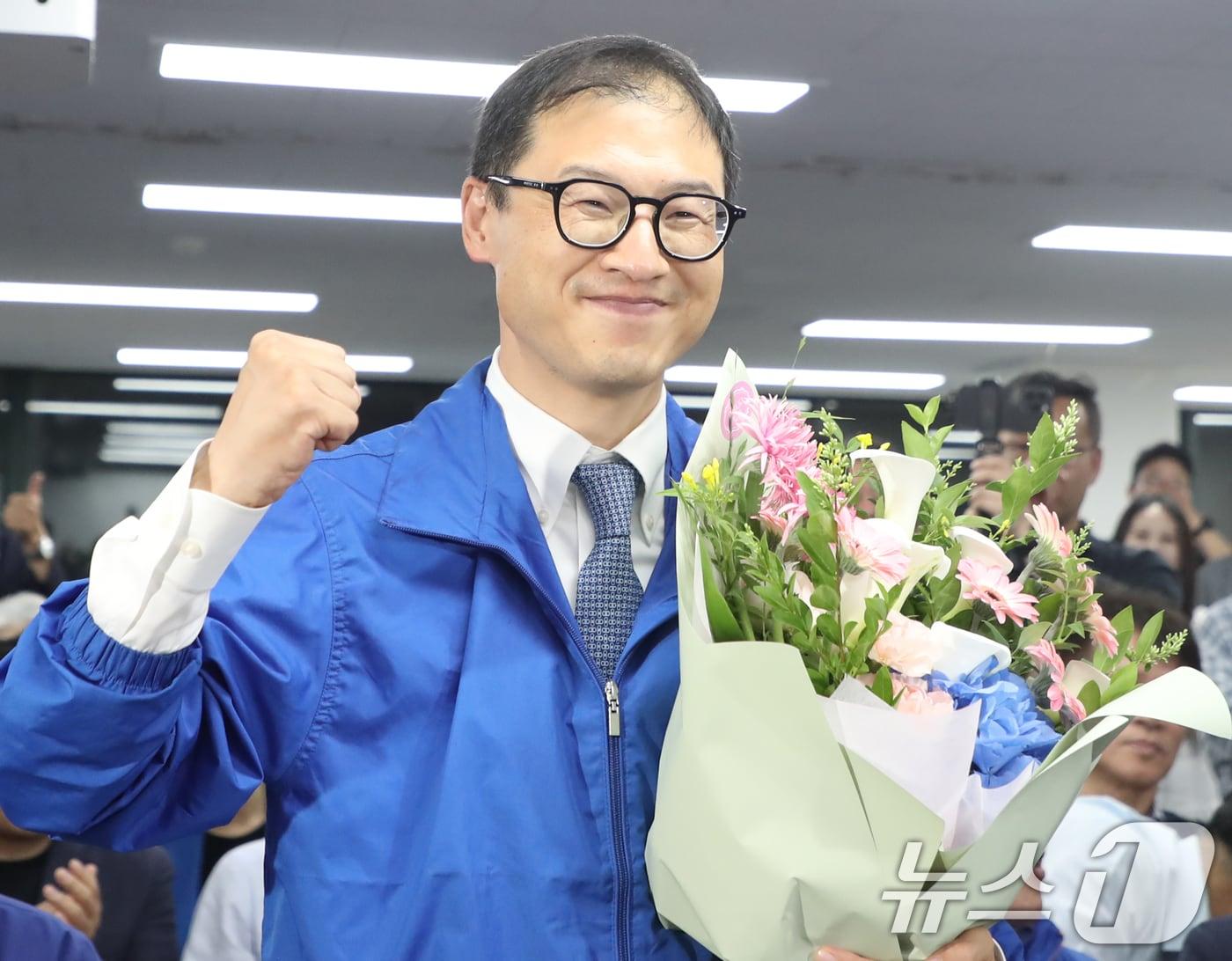 본문 이미지 - 김상욱 더불어민주당 울산시장 후보가 3일 오후 울산 남구에 마련된 자신의 선거캠프에서 당선이 확실시 되자 꽃다발을 들고 환호하고 있다. 2026.6.3 ⓒ 뉴스1 조민주 기자