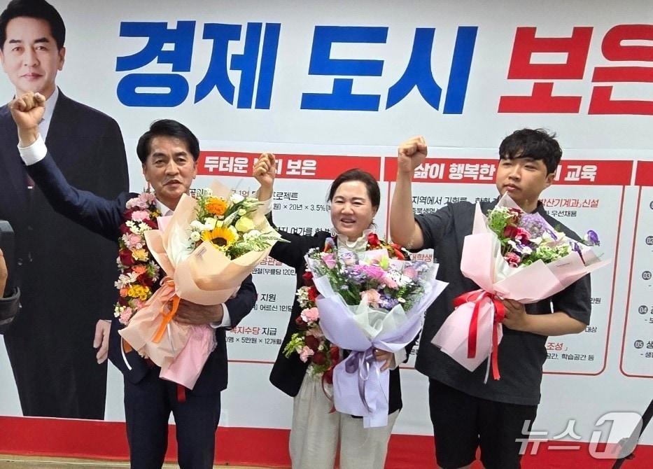 본문 이미지 - 축하 세리머니 하는 최재형 보은군수 당선인.(공동취재단 제공. 재판매 및 DB금지)/뉴스1 