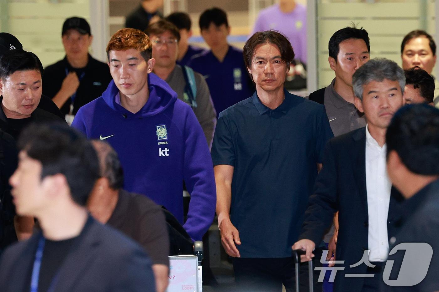 본문 이미지 - 2026 북중미 월드컵 32강 진출 실패의 책임을 지고 사퇴 의사를 밝힌 홍명보 축구대표팀 감독이 30일 새벽 조현우 등 선수들과 함께 인천국제공항 2터미널을 통해 귀국하고 있다. 2026.6.30 ⓒ 뉴스1 안은나 기자