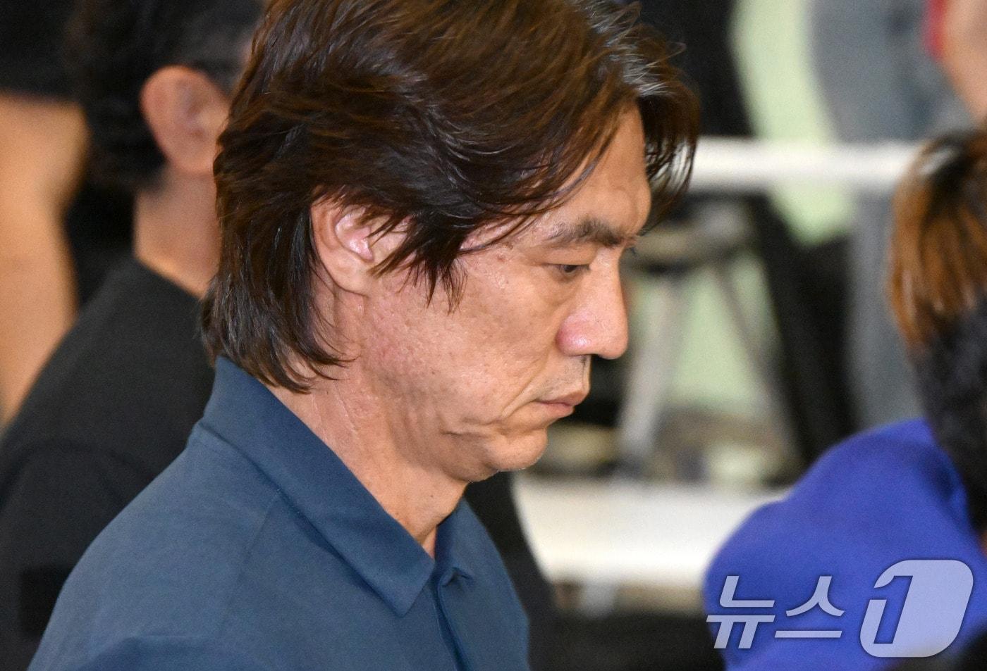 본문 이미지 - 2026 북중미 월드컵 32강 진출 실패의 책임을 지고 사퇴 의사를 밝힌 홍명보 축구대표팀 감독이 30일 새벽 조현우 등 선수들과 인천국제공항 2터미널에 도착, 팬들 야유 속 이동하고 있다. (공동취재) 2026.6.30 ⓒ 뉴스1 안은나 기자